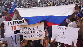 Des milliers de partisans de la junte ont manifesté dimanche devant l'ambassade de France à Niamey.