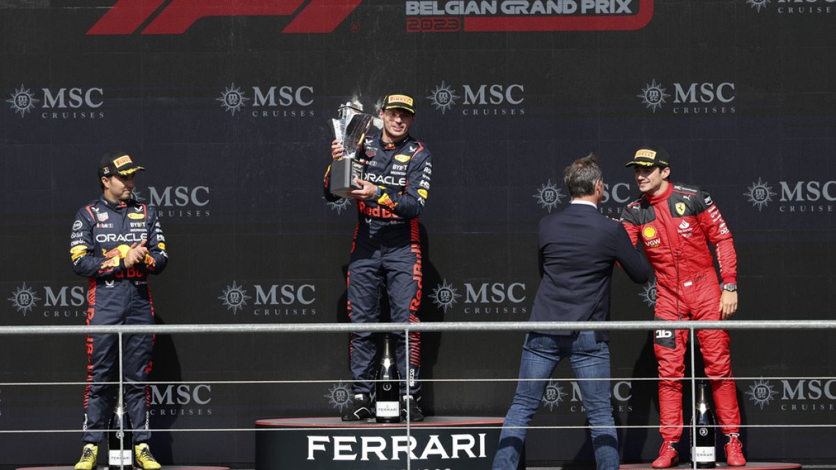 Verstappen luciendo el trofeo del GP de Bélgica 2023