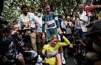 Vollering disfruta de su triunfo en el Tour de Francia con el maillot amarillo