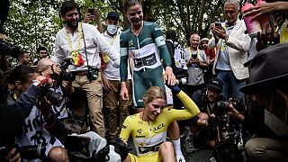 Demi Vollering (en bas, en maillot jaune) et sa coéquipière Lotte Kopecky à leur arrivée après l'étape finale à Pau (France), le 30 juillet 2023.