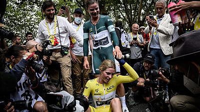 Demi Vollering (en bas, en maillot jaune) et sa coéquipière Lotte Kopecky à leur arrivée après l'étape finale à Pau (France), le 30 juillet 2023. 