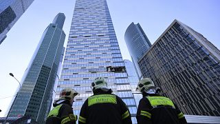 Πυροσβέστες παρατηρούν κατεστραμμένο ουρανοξύστη στη Μόσχα μετά την επίθεση με ντρόουν στη Μόσχα
