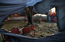 Πακιστανός αστυνομικός στο σημείο της πολύνεκρης βομβιστικής επίθεσης σε προεκλογική εκδήλωση