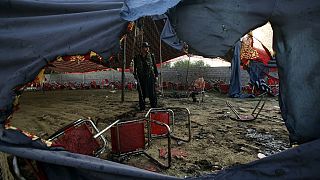 Πακιστανός αστυνομικός στο σημείο της πολύνεκρης βομβιστικής επίθεσης σε προεκλογική εκδήλωση 