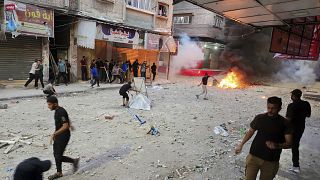 Палестинские демонстранты бросают камни и жгут шины во время акции протеста