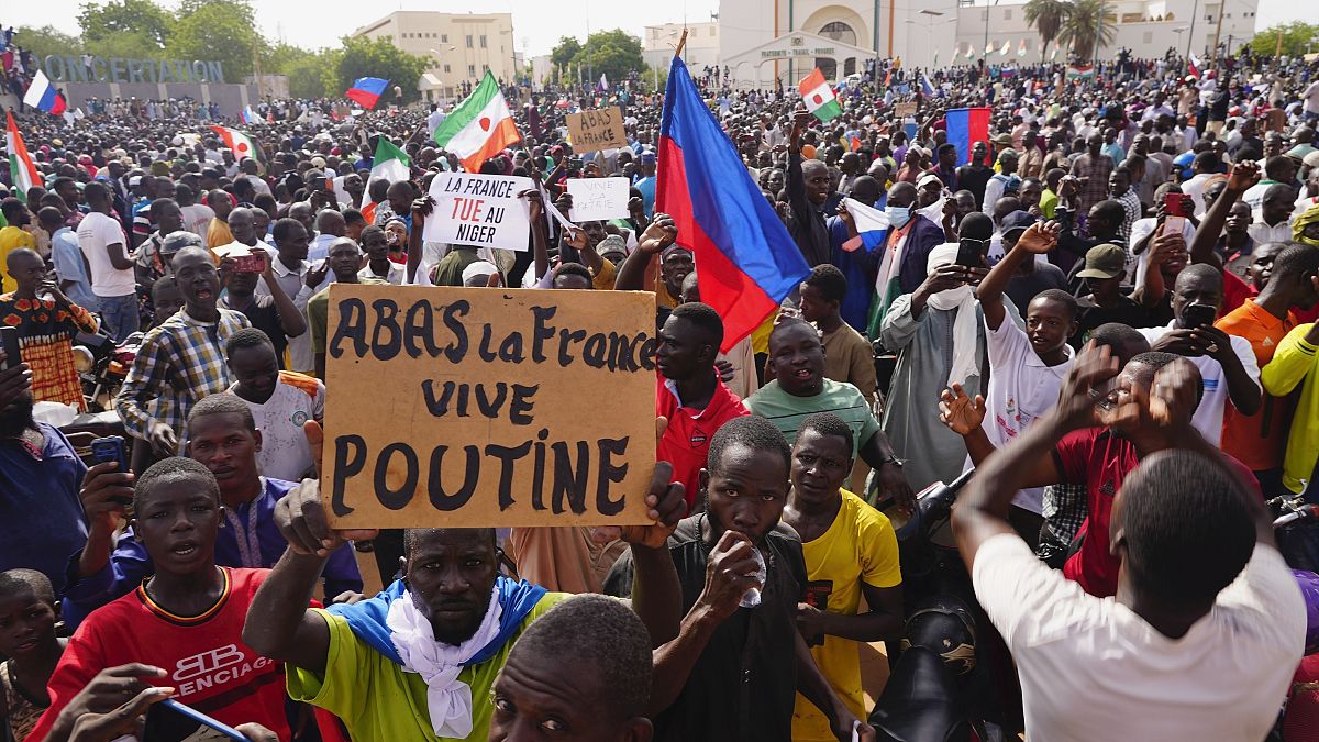 „Vesszen Franciaország, éljen soká Putyin" - áll a tüntető tábláján