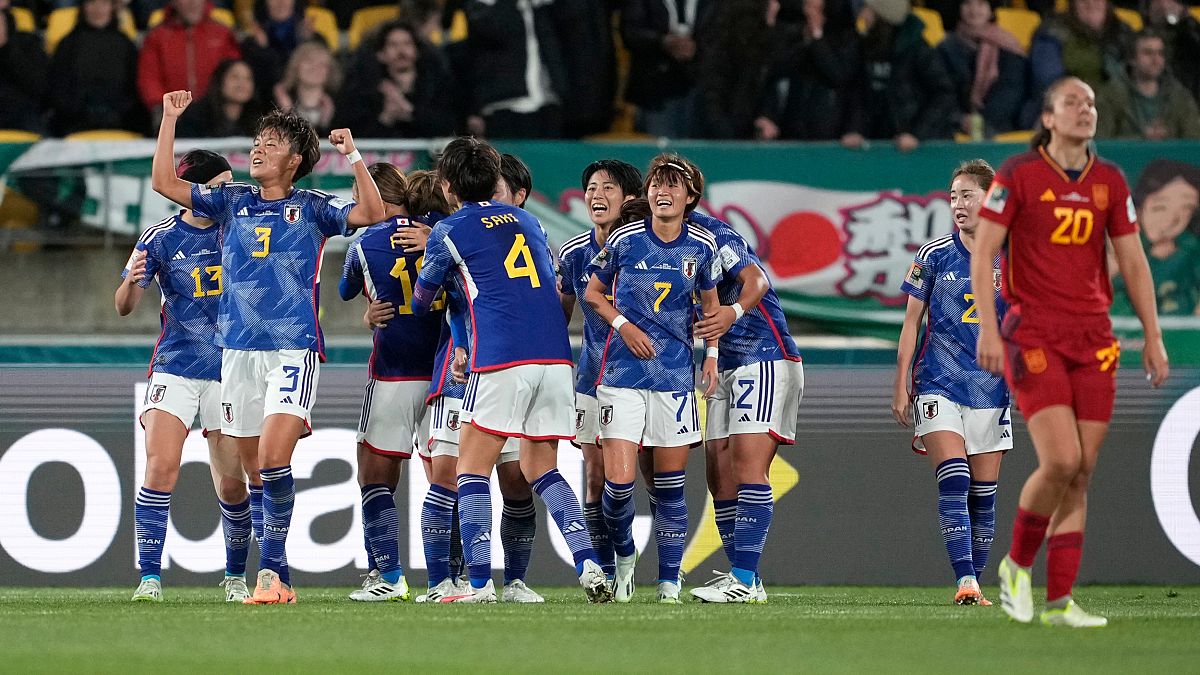 La selección de Japón celebra su victoria frente a España.