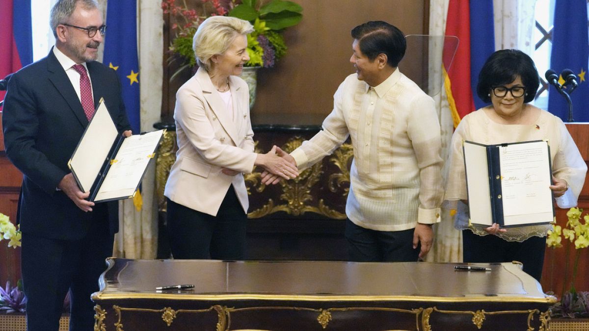 Ursula von der Leyen und Präsident Ferdinand Marcos.