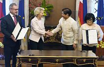 Es la primera vez que la máxima responsable de la Comisión va a Filipinas en 60 años. Ursula von dr Layen y el presidente filipino Ferdinand Marcos.