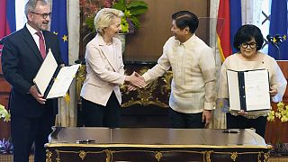 Presidente da Comissão Europeia, Ursula von der Leyen, e presidente das Filipinas, Ferdinand Marcos Jr., em Manila