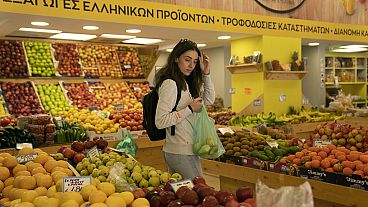 Vásárló egy athéni élelmiszerboltban 2022. február 16-án