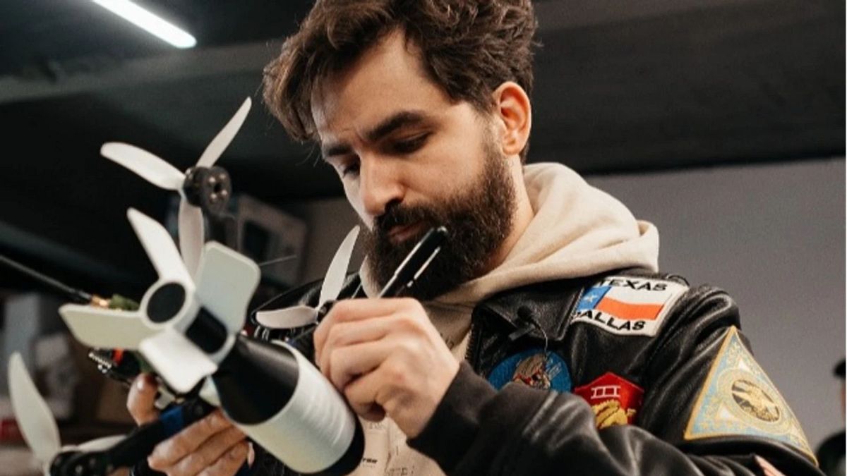 Olekszandr Jakovenko egy drónt bütyköl