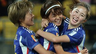 احتفال لاعبات منتخب اليابان للسيدات بعد تسجيل الهدف الثالث خلال مباراة المجموعة الثالثة ضد إسبانيا على ملعب ويلينغتون، الإثنين 31 يوليو 2023