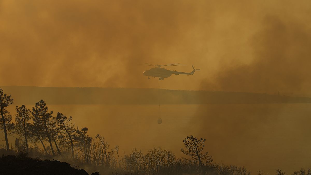 طائرة هليكوبتر لإخماد الحرائق في بيكوز، تركيا.