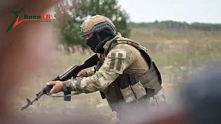 صورة لمقاتل من مجموعة فاغنر الروسية أثناء تدريبه لعناصر من الجيش البلاروسي