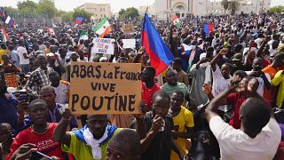 مؤيدو الانقلاب في النيجر بالميادين العامة يرفعون علم روسيا ولافتات "تسقط فرنسا.. يعيش بوتين"