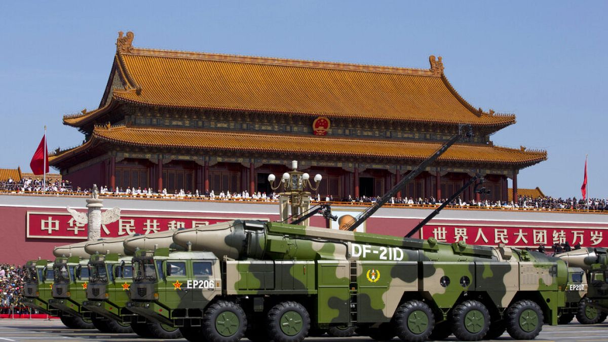 DF-21D anti-gemi balistik füzelerini taşıyan Çin askeri araçları Tiananmen Kapısı'nın önünden geçiyor.
