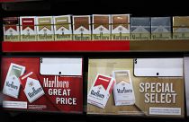 عرض علب سجائر مارلبورو في متجر دخان في 28 أبريل 2023 في سان فرانسيسكو، كاليفورنيا.