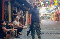 مقاتل فلسطيني تابع لحركة "فتح" في مخيم عين الحلوة بالقرب من مدينة صيدا جنوبي لبنان