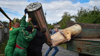 جمع‌آوری بقایای لاشه یک موشک روسی در اوکراین به تاریخ چهارم اکتبر ۲۰۲۲