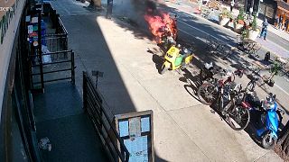 Explosion eines E-Bikes in New York, aufgenommen von einer Überwachungskamera