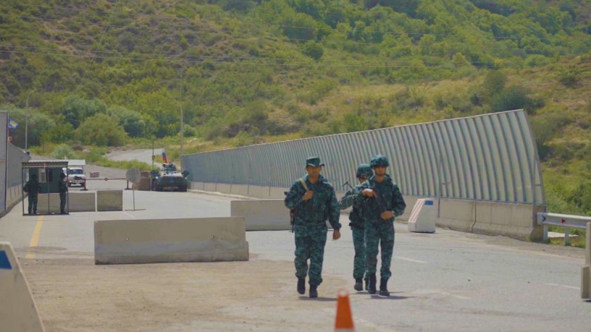 Περιπολίες Αζέρων στρατιωτών στο συνοριακό σταθμό του Λατσίν