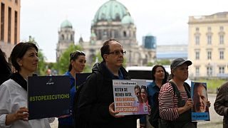 متظاهرون يحملون لافتات كتب عليها "أوقفوا الإعدام"، أمام وزارة الخارجية في برلين