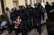 یک نفر در کارناوالی در مارسی توسط پلیس ضد شورش فرانسه دستگیر شده است