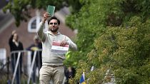 سلوان مومیکا در خارج از سفارت عراق در استکهلم پیش از سوزاندن یک نسخه از قرآن و پرچم عراق در روز پنجشنبه ۲۰ ژوئیه ۲۰۲۳، 