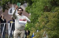سلوان مومیکا در خارج از سفارت عراق در استکهلم پیش از سوزاندن یک نسخه از قرآن و پرچم عراق در روز پنجشنبه ۲۰ ژوئیه ۲۰۲۳، 