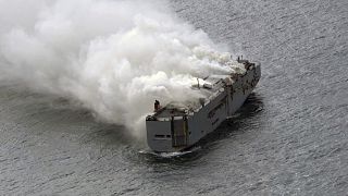 دخان من سفينة شحن في بحر الشمال، على بعد حوالي 27 كيلومترًا (17 ميلاً) شمال جزيرة أميلاند الهولندية