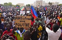 Manifesta*ão de apoio ao general Abdourahmane Tchiani e contra França, em Niamey, Niger