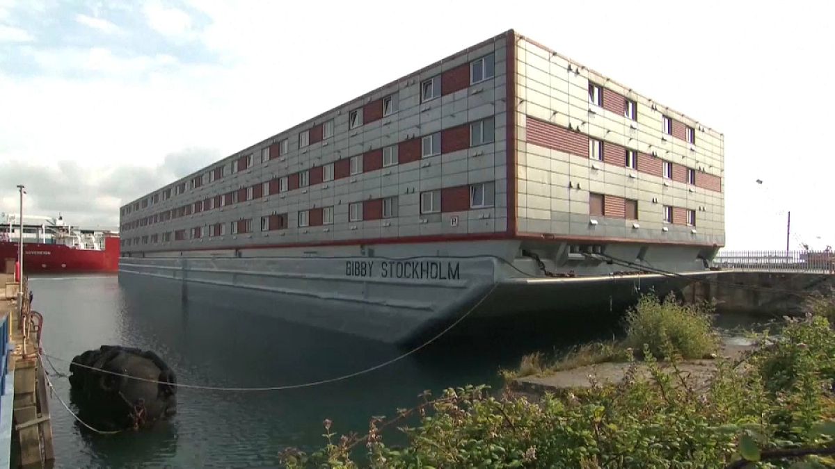 Le nouveau centre d'hébergement des migrants a été remorqué jusqu'au port de Portland dans le Dorset.