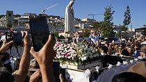 Réplique de la statue de Notre-Dame de Fatima, du sanctuaire marial, arrivée par bateau à Lisbonne pour les JMJ, lundi 31 juillet 2023.
