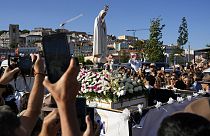 Ο κόσμος φωτογραφίζει ένα αντίγραφο του αγάλματος της Παναγίας της Φατίμα, από το ιερό των Μαριανών, αφού έφτασε με πλοίο στη Λισαβόνα για την Παγκόσμια Ημέρα Νεολαίας