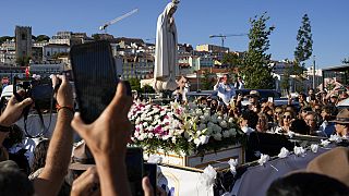 Ο κόσμος φωτογραφίζει ένα αντίγραφο του αγάλματος της Παναγίας της Φατίμα, από το ιερό των Μαριανών, αφού έφτασε με πλοίο στη Λισαβόνα για την Παγκόσμια Ημέρα Νεολαίας