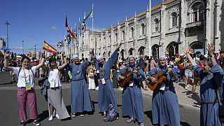 Spanische Delegation mit Nonnen in Lissabon
