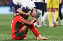 Megan Rapinoe consola a portuguesa Jéssica Silva, que terminoiu o Mundial em lágrimas