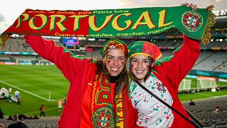Dos aficionadas portuguesas, antes de ver a su selección ante Estados Unidos en el Eden Park de Auckland, Nueva Zelanda, el 1 de agosto de 2023