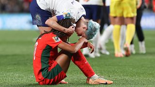 Megan Rapinoe consola a portuguesa Jéssica Silva, que terminoiu o Mundial em lágrimas