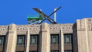 علامة "اكس" فوق مبنى الشركة في سان فرانسيسكو، الجمعة 28 يوليو 2023.