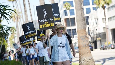أعضاء من نقابة الممثلين يشاركون في إضراب في لوس أنجلوس، كاليفورنيا، في 19 يوليو 2023