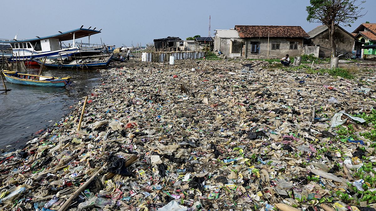  شاطئ مليء بالنفايات البلاستيكية في تانجيرانج، إندونيسيا ، 28 يوليو 2023.