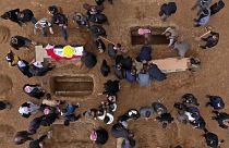 صورة من الجو لمشيعين يستعدون لدفن رفات ضحايا ايزيديين في مقبرة سنجار بالعراق.
