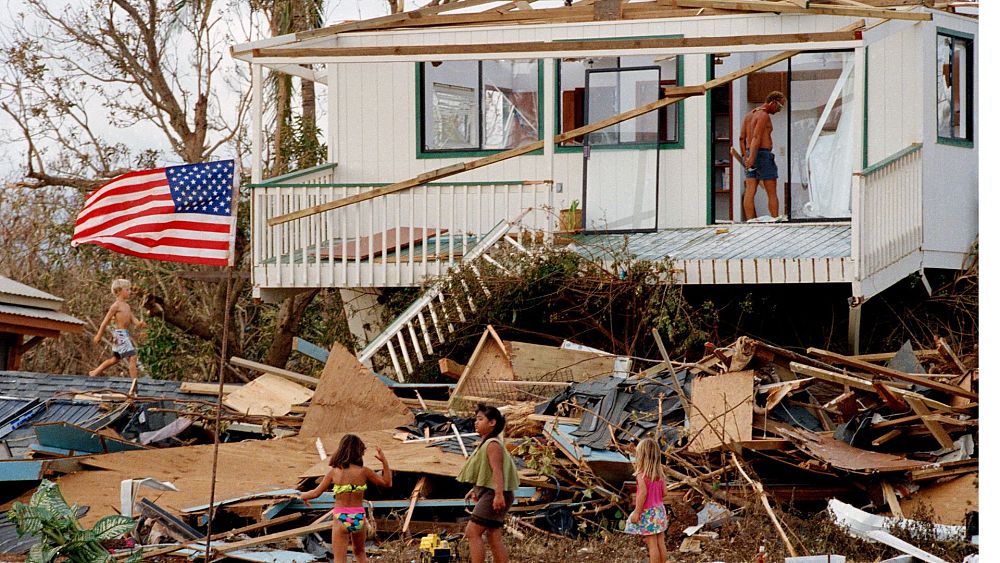 Деца играят в развалините, оставени от яростта на урагана Иники,