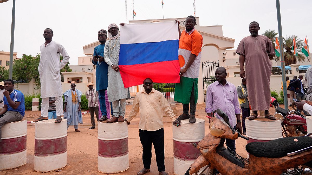 Orosz zászlóval pózolnak a nigeri puccsisták támogatói Niamey-ben