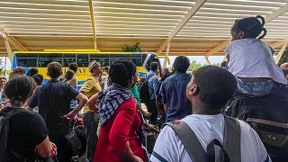 Ciudadanos franceses se reúnen mientras esperan ser transportados de vuelta a Francia en un avión militar, en el aeropuerto internacional de Niamey, Níger, el 1 de agosto 2023