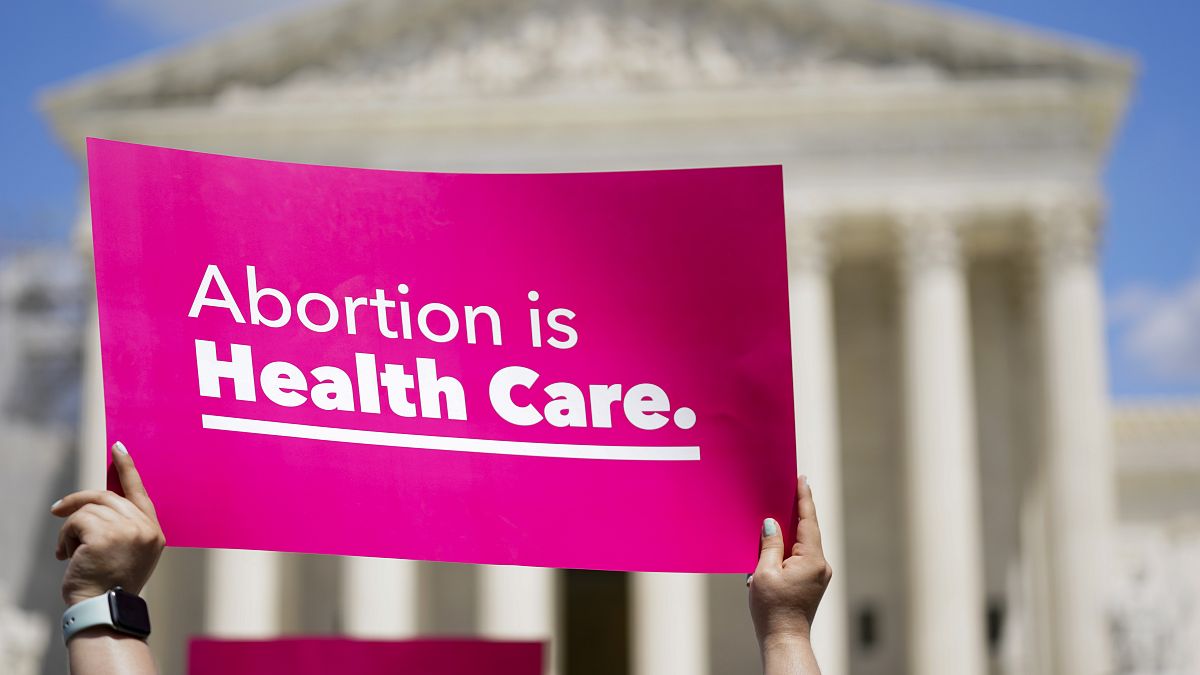 متظاهرون يحملون لافتات خارج مبنى المحكمة العليا خلال مسيرة لحق المرأة في الإجهاض في واشنطن. 