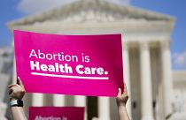 متظاهرون يحملون لافتات خارج مبنى المحكمة العليا خلال مسيرة لحق المرأة في الإجهاض في واشنطن.