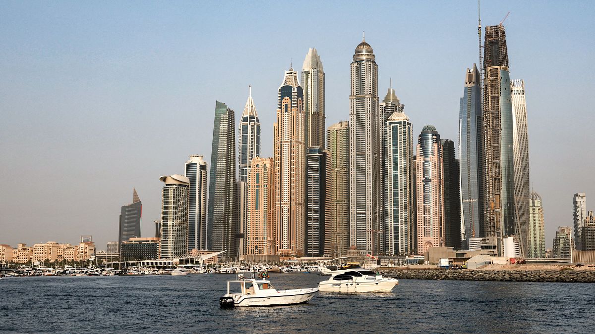 قوارب في مياه الخليج بالقرب من ناطحات السحاب في مرسى دبي، بالإمارات، في 27 يوليو 2023.